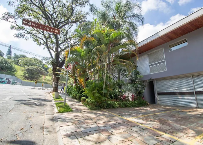 Apartamento lindo, com quintal, na Praça Pôr do Sol